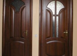 Класичні міжкімнатні двері в санвузол