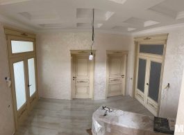 Бежеві двері з різьбою в інтер\'єрі