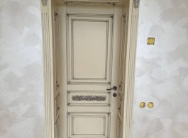 Бежеві двері з різьбою